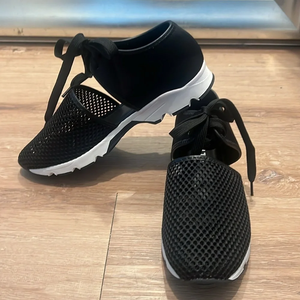 All Black Amazing Mesh Sneakers, Black, Sz 40, EUC - Picture 4 of 10